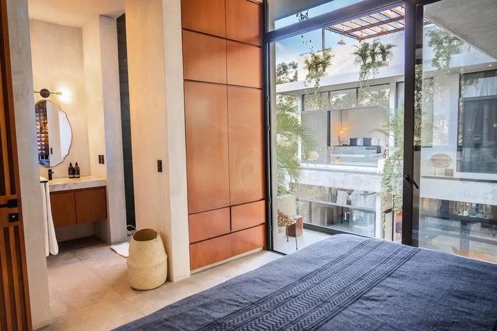 Room 6 of 18