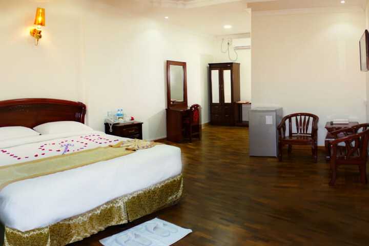 Room 4 of 18