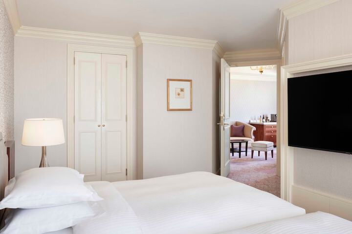 Room 9 of 183