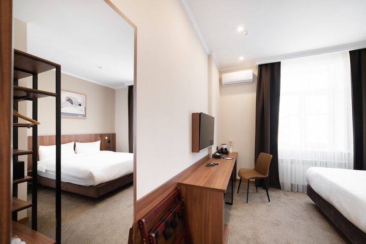 Room 6 of 15