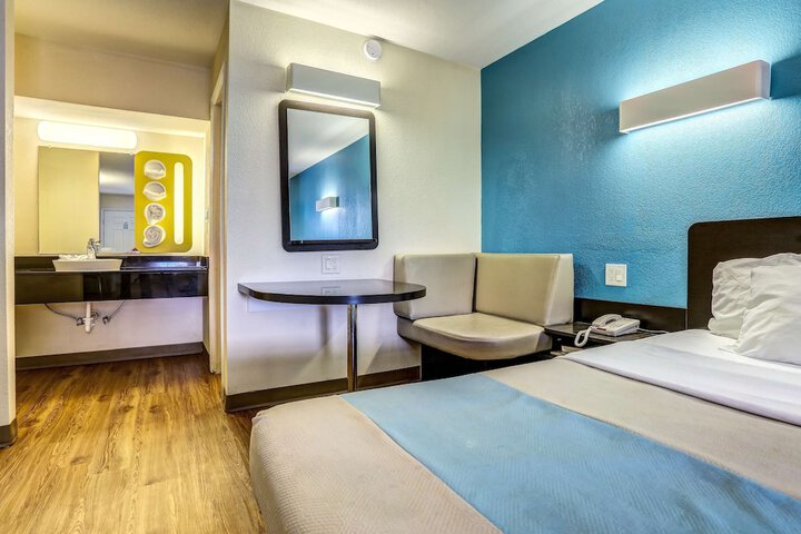 1 King Bed (1 of 16)