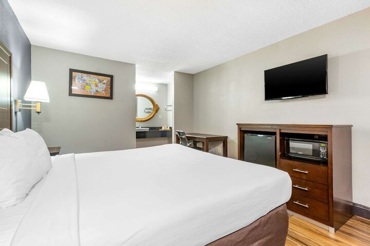 1 King Bed (6 of 6)