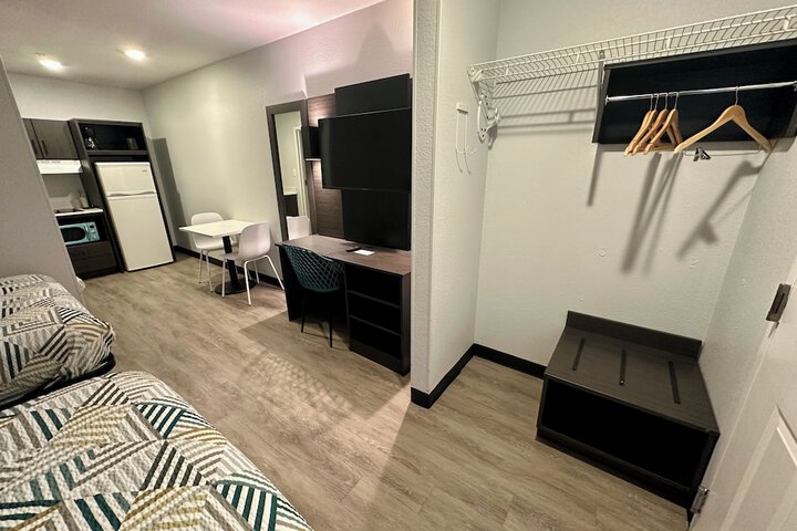 1 Queen Bed Kitchen (12 of 16)
