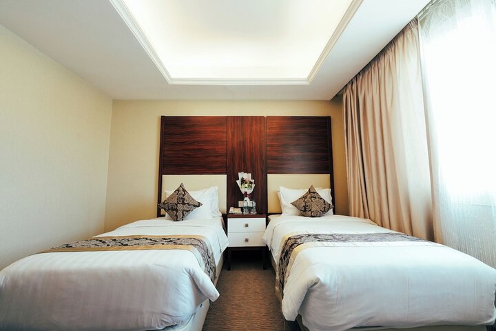 Room 13 of 34