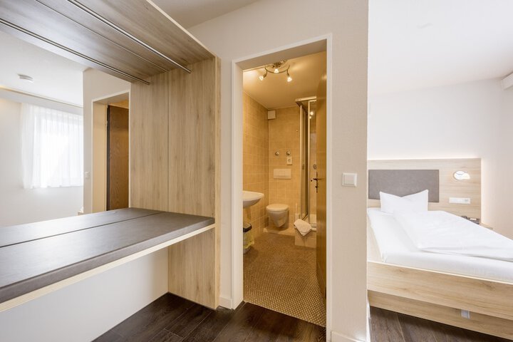 Room 8 of 41
