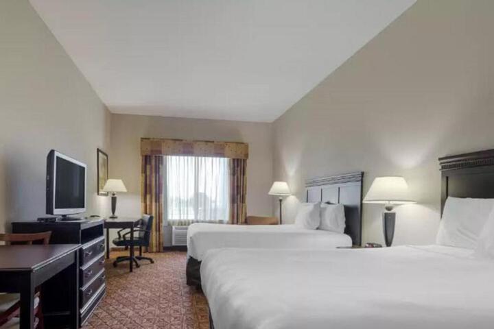 2 Queen Beds (2 of 4)
