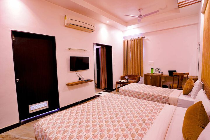 Room 15 of 33