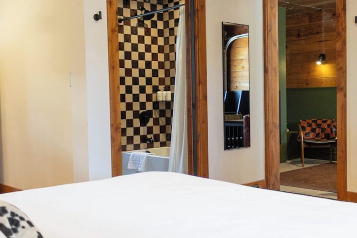 Room 3 of 68