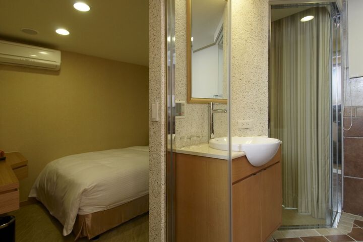 Room 6 of 47