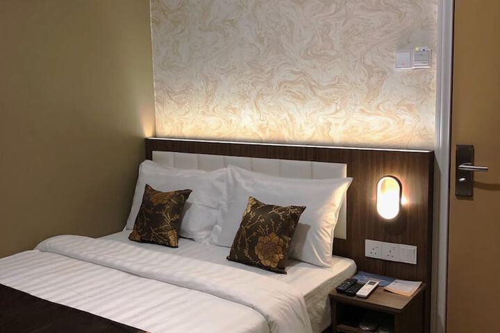 Room 8 of 18