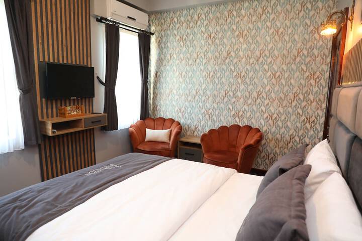 Room 8 of 118