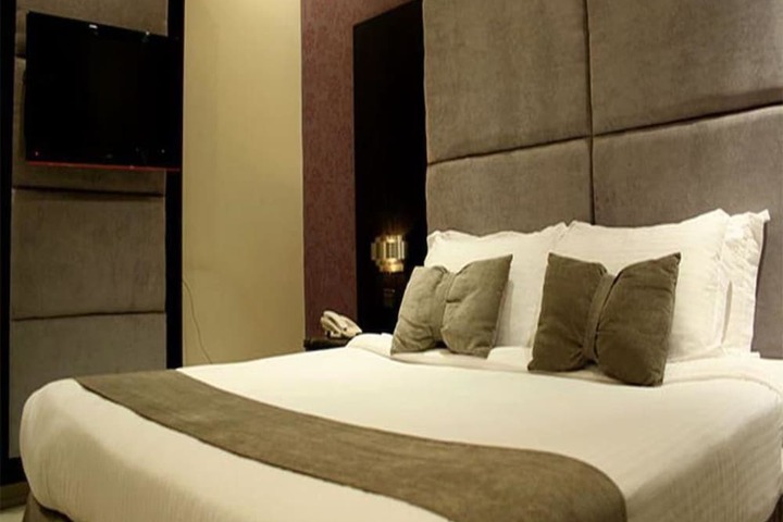 Room 4 of 12