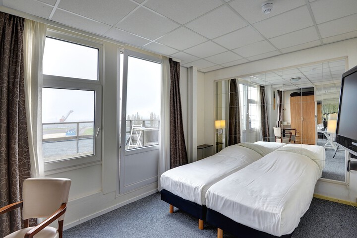 Room 4 of 32