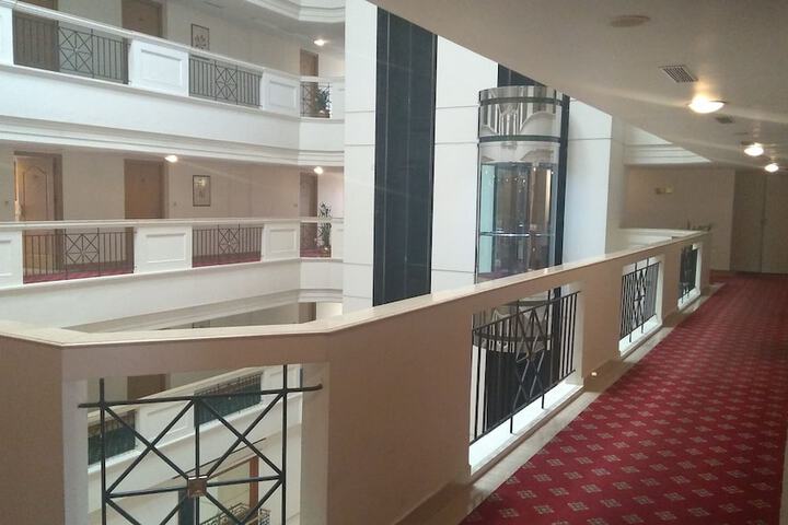 Ballroom/Hall 44 of 48