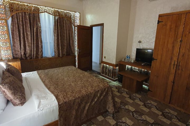 Room 5 of 140