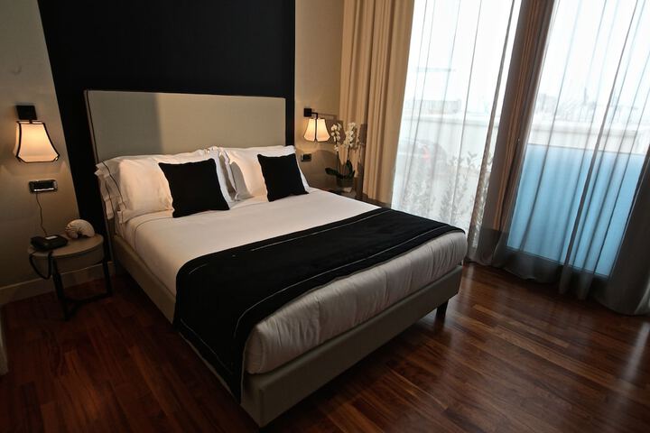 Room 8 of 90