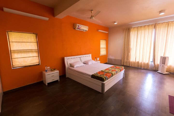 Room 8 of 102