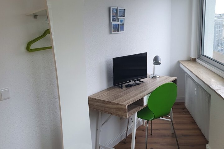 Room 13 of 30