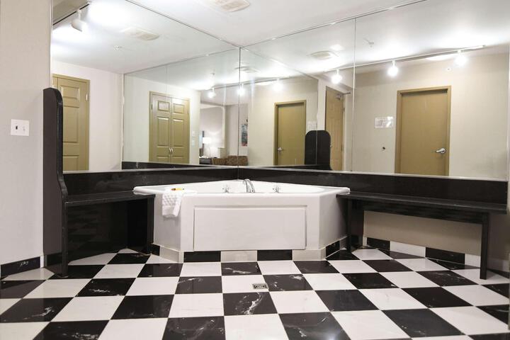 Accessible Suite King Bed Accessible Bathtub Microwave and Refrigerator WiFi Non S (2 of 39)