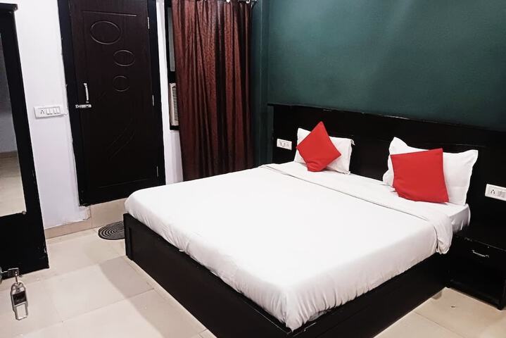 Room 10 of 32