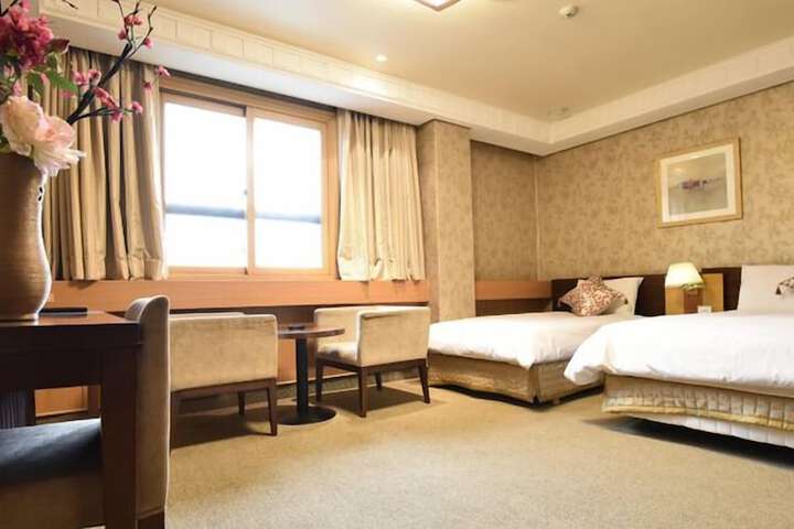 Room 7 of 16