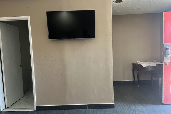 Room 8 of 16