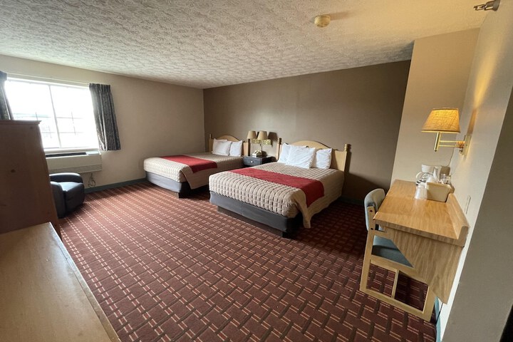 2 Queen Beds (1 of 8)
