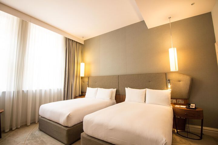 Room 10 of 76