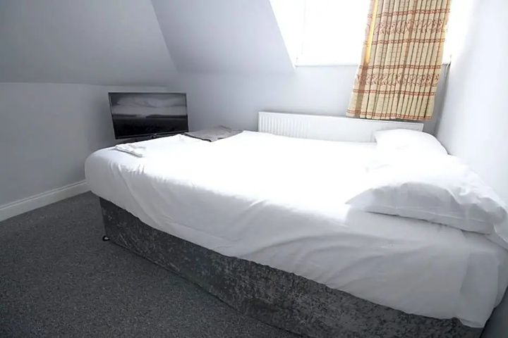 Room 4 of 12