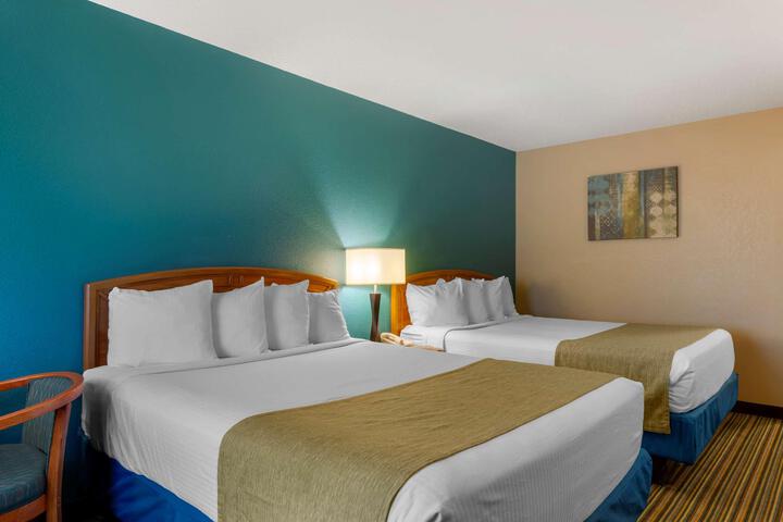 2 Queen Beds Microwave and Refrigerator WiFi Full Breakfast (6 of 7)