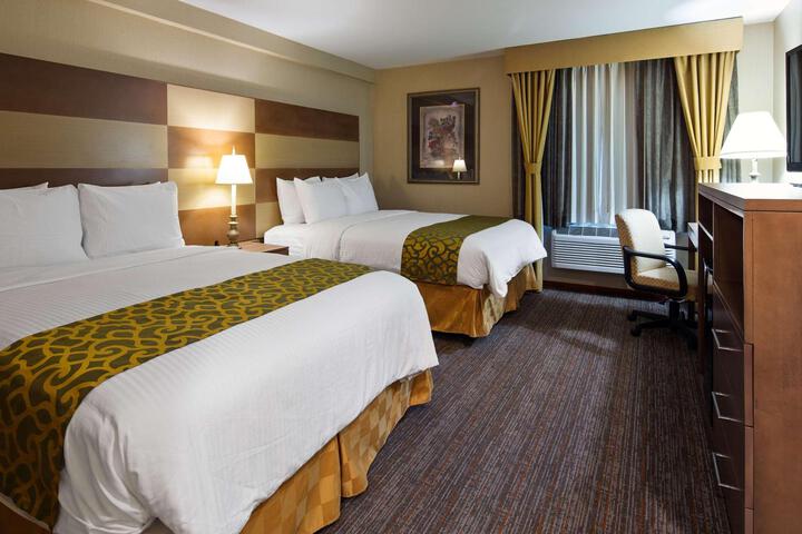 1 Queen Bed (4 of 10)