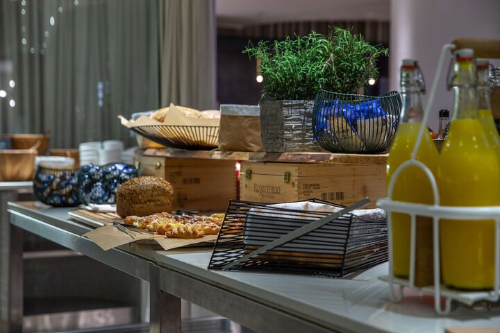 Breakfast/Coffee Service 94 of 209
