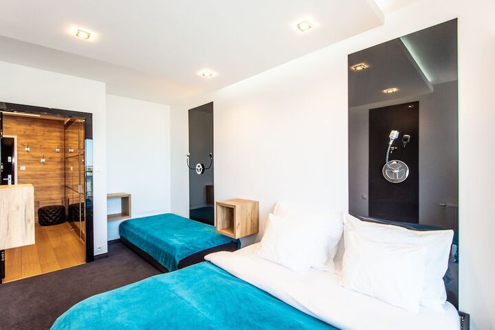 Room 16 of 155