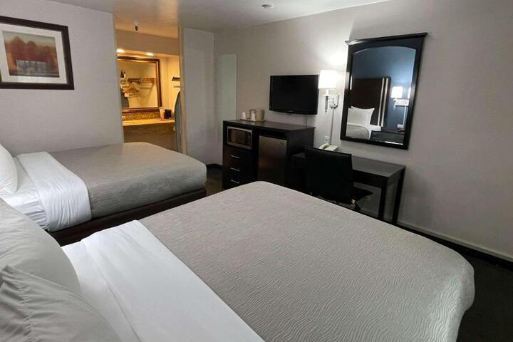 2 Double Beds (4 of 6)