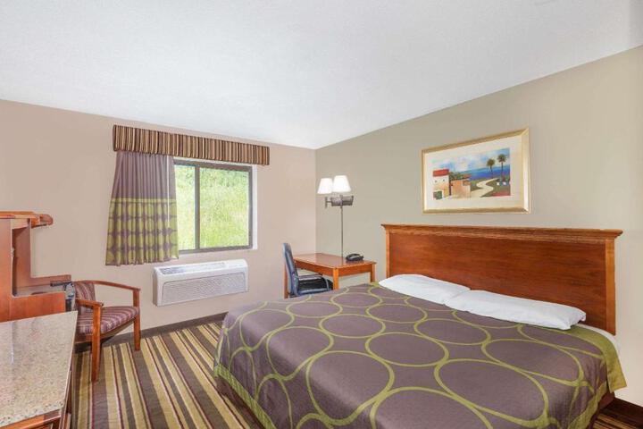 1 King Bed (6 of 10)