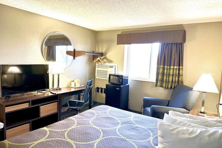 Deluxe King Bed (3 of 11)