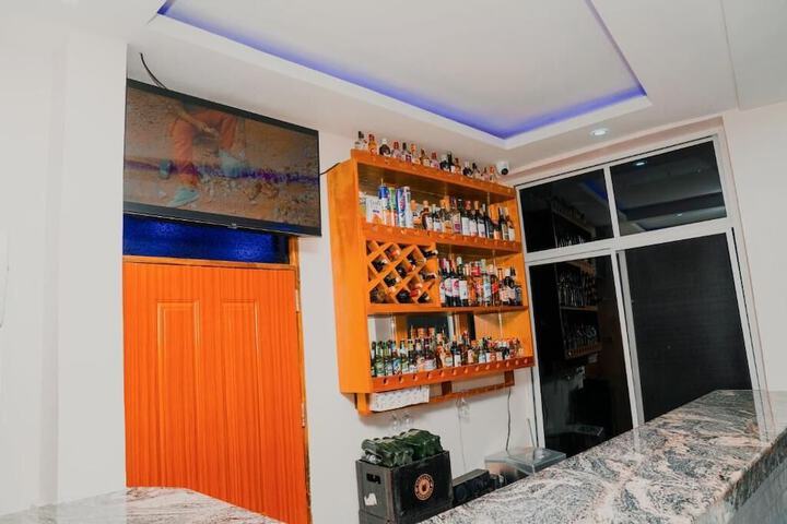 Lounge 28 of 43