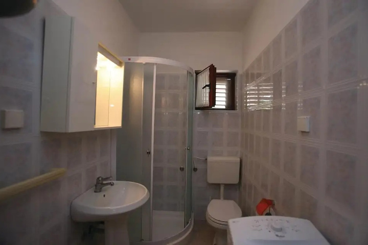 Room 7 of 12