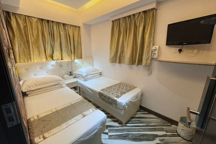 Room 9 of 50