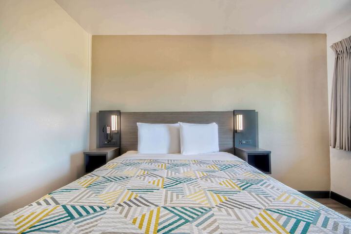 1 Queen Bed (5 of 8)