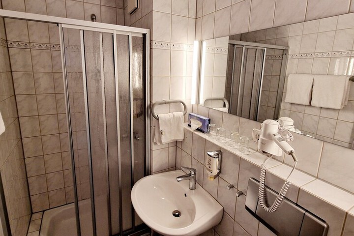 Room 10 of 17