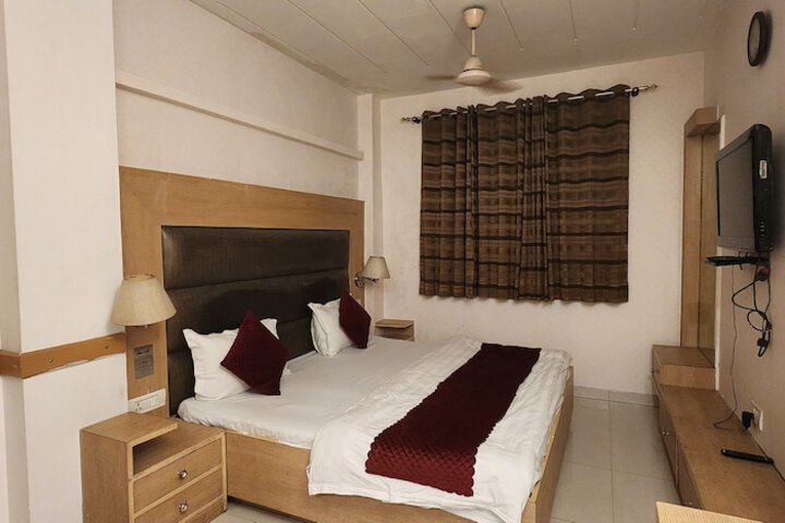 Room 33 of 48