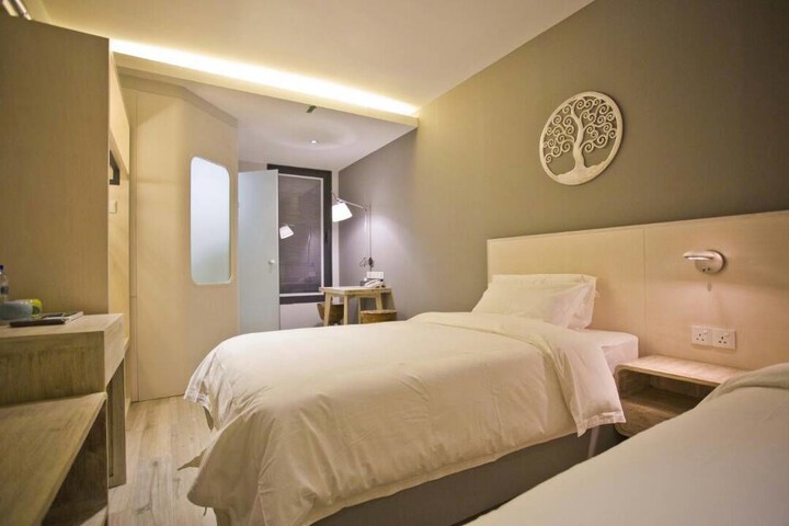 Room 9 of 37