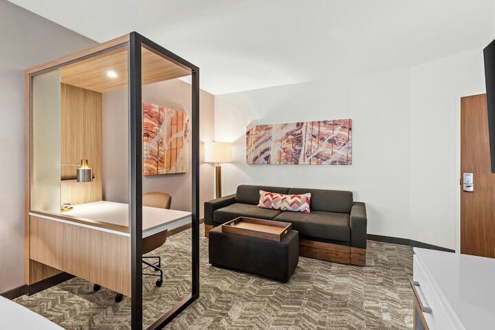 Room 17 of 40