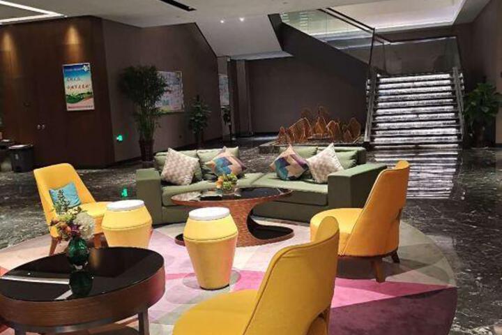 Lounge 14 of 21