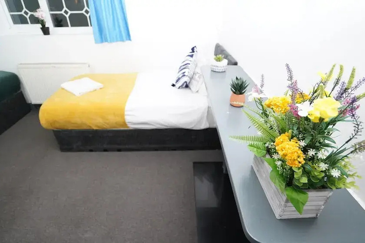 Room 5 of 12