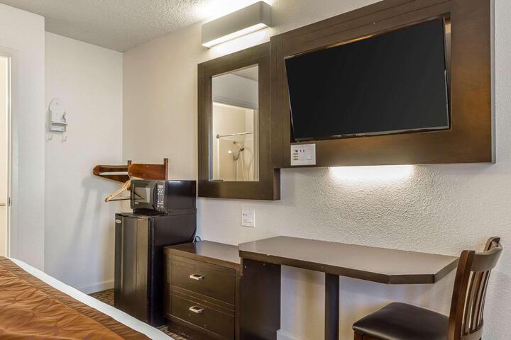 1 Queen Bed (8 of 14)