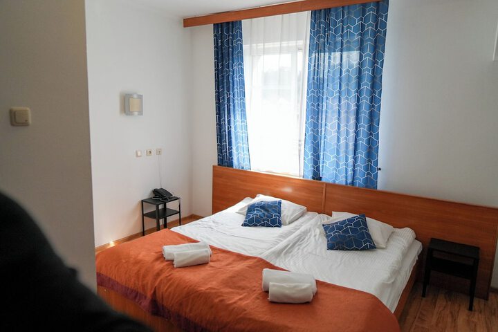 Room 28 of 77