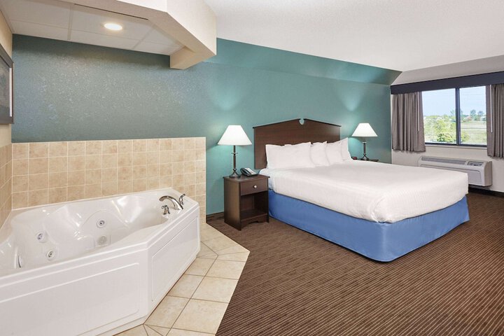 1 King Bed (15 of 24)