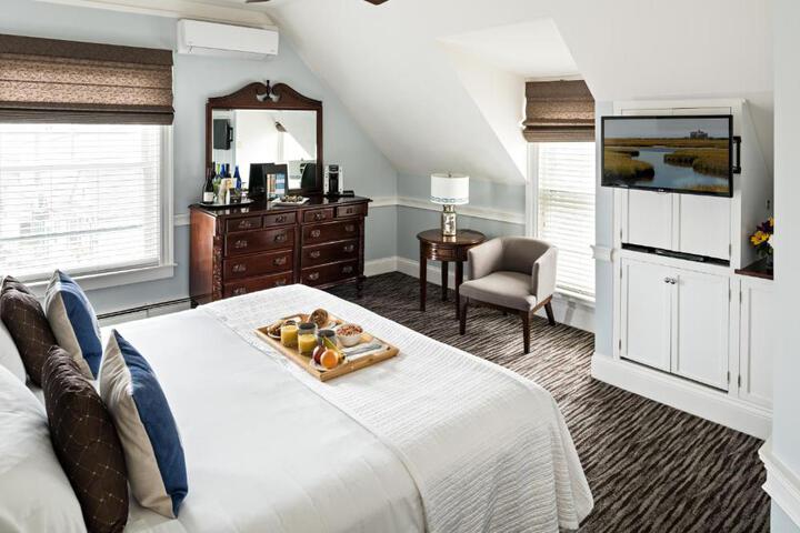 Classic King Bed (7 of 8)